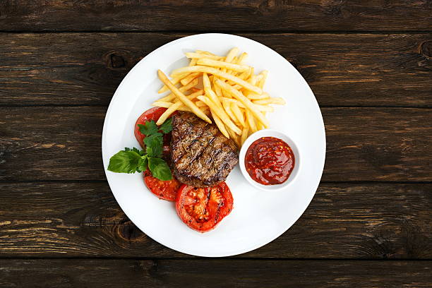 restaurante alimentos-carne bovina de filé grelhado com fritas  - round of beef - fotografias e filmes do acervo