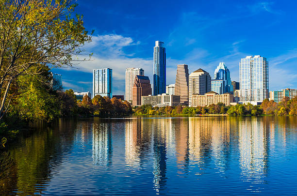 austin skyline avec de beaux reflets de lac et un ciel bleu profond - autumn sky nobody lake photos et images de collection