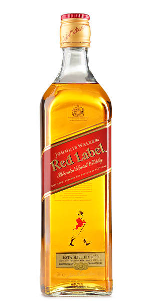 bouteille de whisky écossais johnnie walker isolée sur blanc - johnnie walker scotch whisky whisky alcohol photos et images de collection