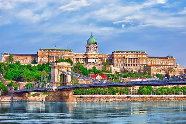 ブダペスト王城とシェチェーニチェーン橋を昼間に。 - ハンガリー文化 写真 ストックフォトと画像