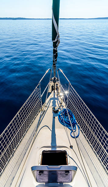 vue de face du voilier sur la mer. - yacht luxury front view ships bow photos et images de collection