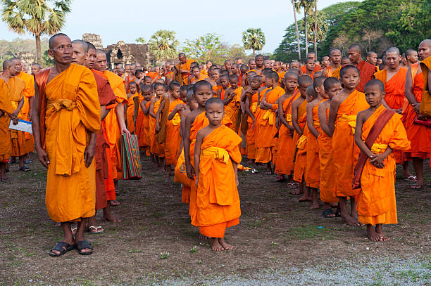monges budistas de oração em angkor wat - cambodia monk buddhism angkor wat - fotografias e filmes do acervo
