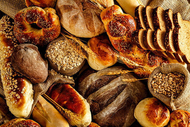 padaria artesanal: pães mistos frescos, pães e pão sourdough - bread soda bread baked sesame - fotografias e filmes do acervo