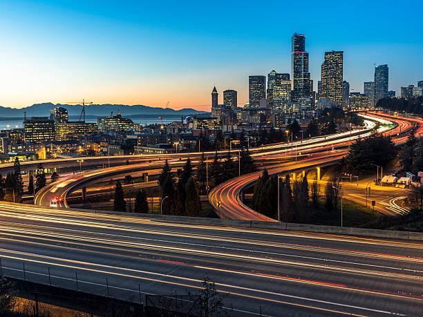 zona de seattle. la ciudad de seattle, washington, por la noche - seattle night skyline architecture and buildings fotografías e imágenes de stock