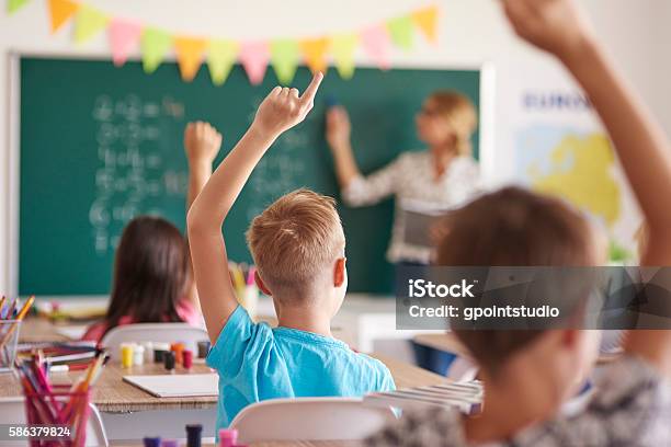 Todo El Mundo Sabe El Derecho Answear Foto de stock y más banco de imágenes de Educación - Educación, Edificio escolar, Niño