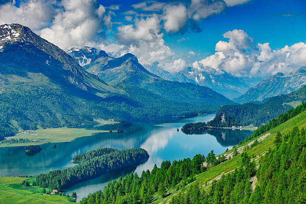 la valle dell'engadina in svizzera con i suoi laghi - switzerland mountain range engadine lake foto e immagini stock