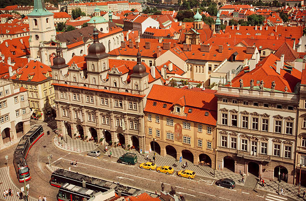 por encima de la vista sobre la capital histórica con tranvías y casas antiguas. - classic europe urban scene prague fotografías e imágenes de stock