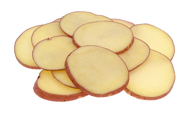 tranches de pommes de terre rouges sur fond blanc. - red potato isolated raw potato raw photos et images de collection