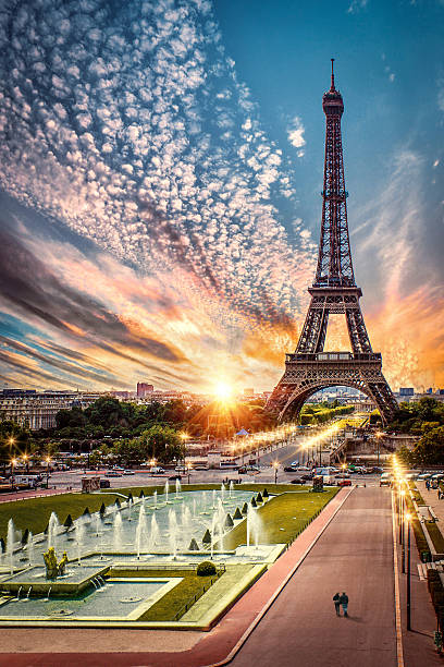 parigi, francia - tramonto sulla torre eiffel - eiffel tower paris france famous place france foto e immagini stock
