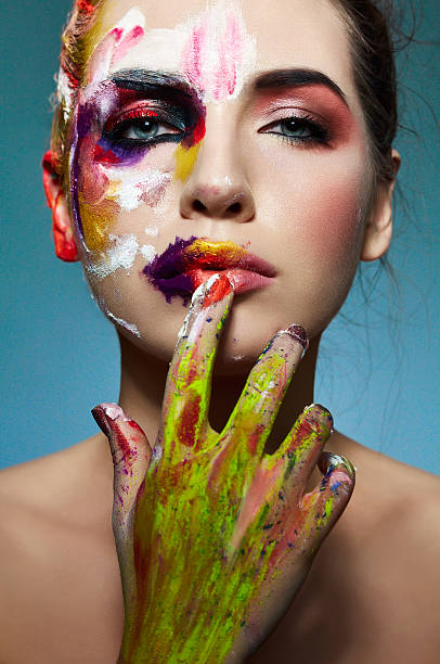 portrait coloré de la peinture au néon sur le visage du modèle de mode. - women paint painting body paint photos et images de collection