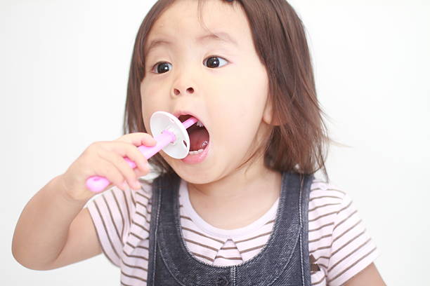 istock Japanese girl brushing her teeth (1 year old) 586388970