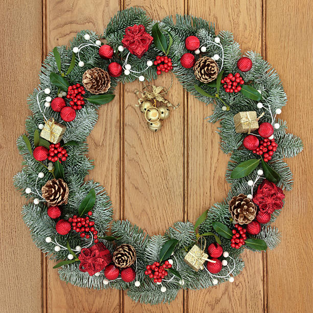 istock Christmas Wreath Decoration 586389074