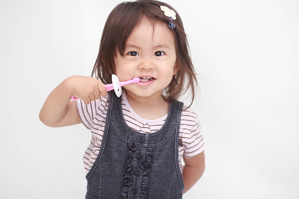 istock Japanese girl brushing her teeth (1 year old) 586389178