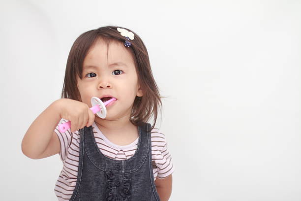 istock Japanese girl brushing her teeth (1 year old) 586389280