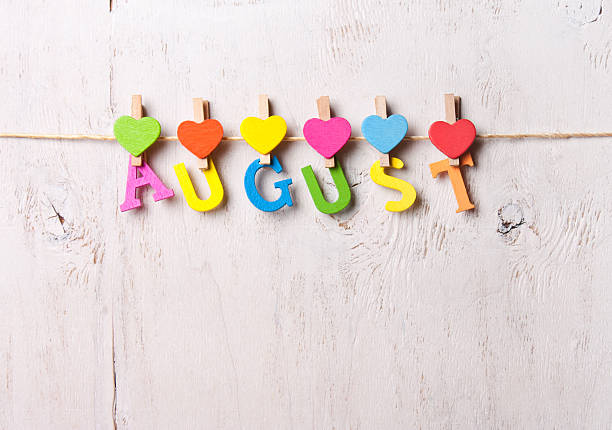 la palabra "augusto" de las letras de madera - bienvenido agosto fotografías e imágenes de stock