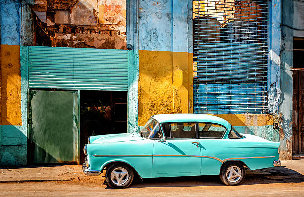 stary amerykański samochód w hawanie street  - cuba cuban culture car collectors car zdjęcia i obrazy z banku zdjęć