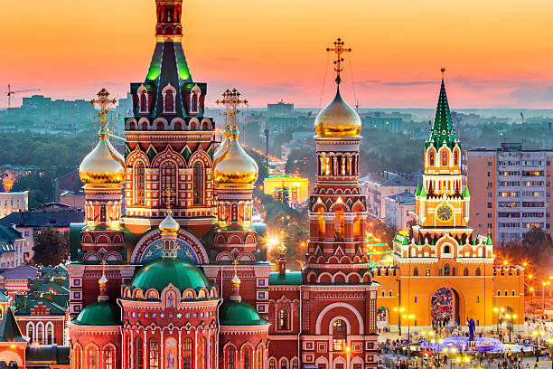 vista de la ciudad rusa al atardecer - cultura rusa fotografías e imágenes de stock