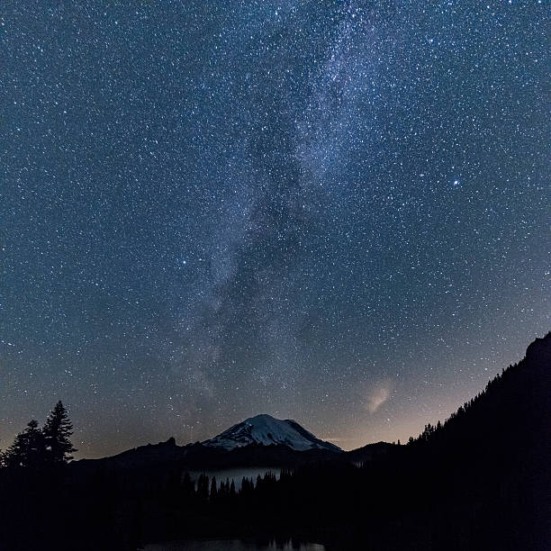 istock milky way over MT.Rainier in summer 586693258