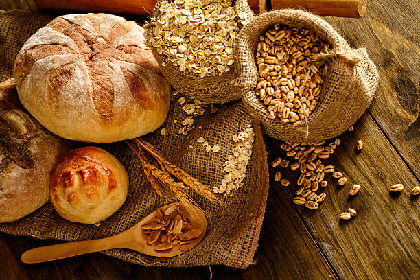 padaria artesanal: pães mistos frescos, pães e pão sourdough - bread soda bread baked sesame - fotografias e filmes do acervo