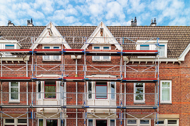 renowacja holenderskich domów mieszkalnych w amsterdamie - restoring scaffolding built structure home improvement zdjęcia i obrazy z banku zdjęć