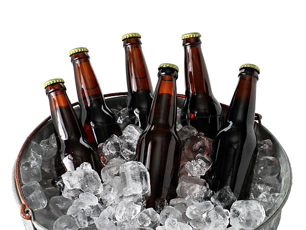 six paquets de bière dans un seau à glace - galvanized bucket photos et images de collection
