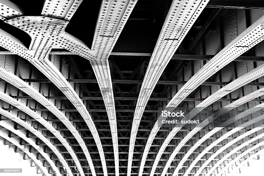 Kadaver der Brücke. Technogener abstrakter Hintergrund - Lizenzfrei Schwarzweiß-Bild Stock-Foto