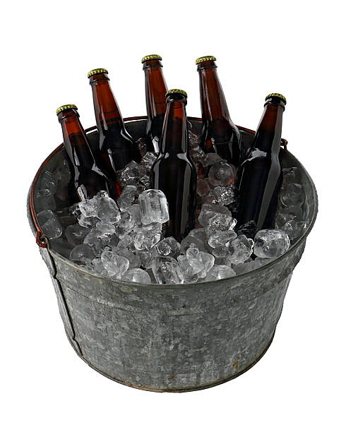 six paquets de bière dans un seau à glace - galvanized bucket photos et images de collection