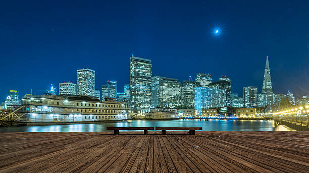 skyline von san francisco bei nacht - night cityscape reflection usa stock-fotos und bilder