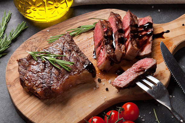 bistecca di manzo alla griglia, affettato - strip steak immagine foto e immagini stock