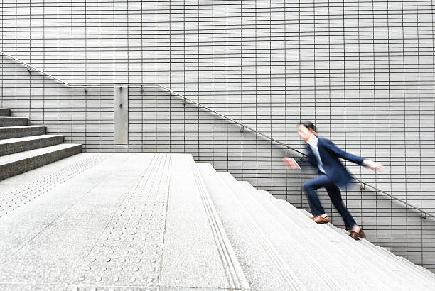 日本事業内で、街の眺望  - businessman checking the time men male ストックフォトと画像