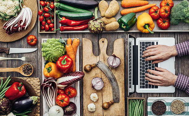 la cuisine rencontre la technologie - knolling concept photos et images de collection