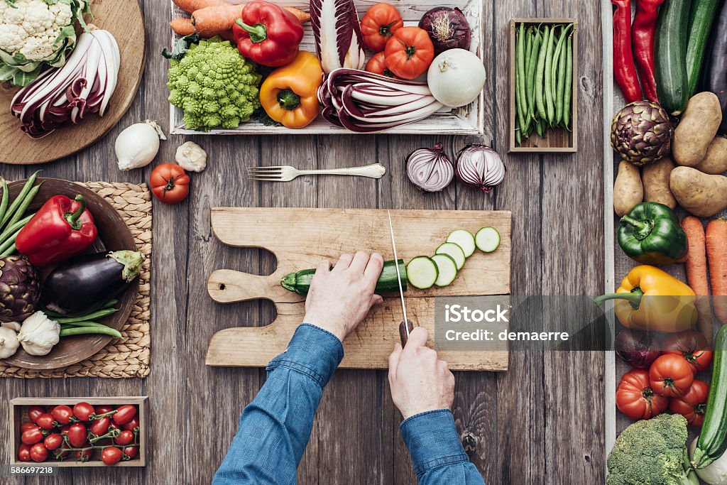 Cuisiner dans une cuisine rustique - Photo de Couper libre de droits