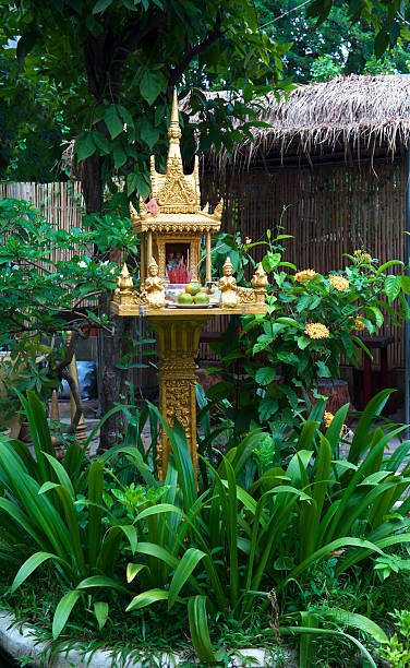 дом духа в камбодже с гирляндой и венками - praying figurine people men стоковые фото и изображения