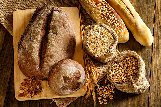 padaria artesanal: pão sourdough e variedade de produtos bun - bread soda bread baked sesame - fotografias e filmes do acervo