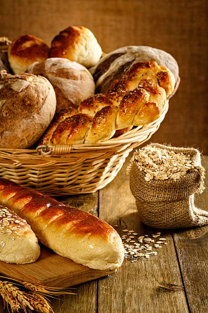 padaria artesanal: pães mistos frescos, pães e pão sourdough - bread soda bread baked sesame - fotografias e filmes do acervo