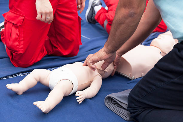 curso de formación en primeros auxilios - cpr first aid paramedic rescue fotografías e imágenes de stock