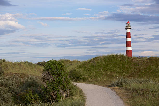 leuchtturm ameland mit dünen - nes stock-fotos und bilder