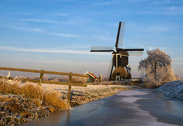 istock Windmill 'Kleine Tiendweg molen' 586713054