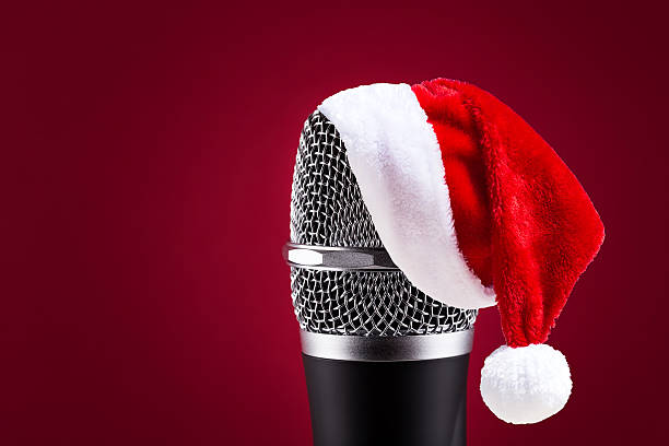 micrófono inalámbrico con santa hat en él - musical instrument audio fotografías e imágenes de stock