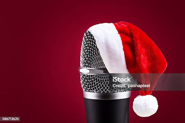 Micrófono Inalámbrico Con Santa Hat En Él Foto de stock y más banco de imágenes de Navidad - Navidad, Cantar, Micrófono