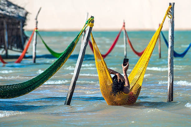 mulher relaxando na rede, jericoacoara, brasil - ceara state - fotografias e filmes do acervo