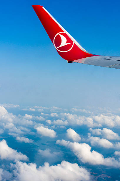 thy, aile d’avion turkish airlines au-dessus des nuages - aéroport ataturk photos et images de collection