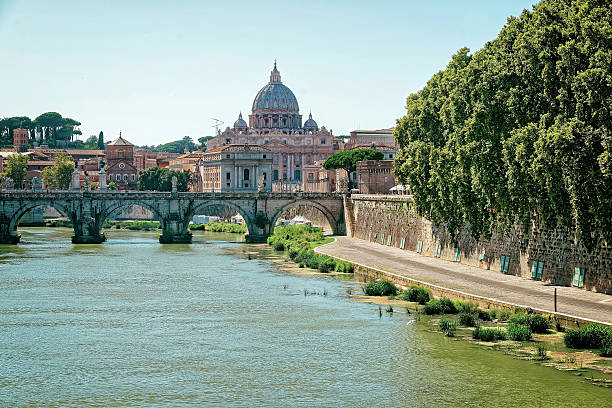 cúpula de la basílica de san pedro y ponte sant angelo - aelian bridge fotografías e imágenes de stock