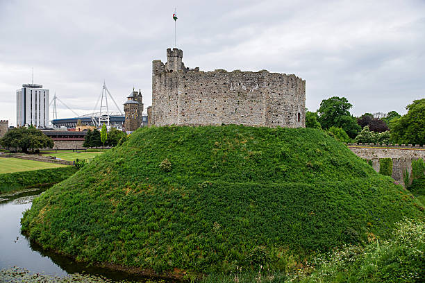 сторожевая башня в кардиффском замке в кардиффе, уэльс - castle cardiff wales welsh culture стоковые фото и изображения