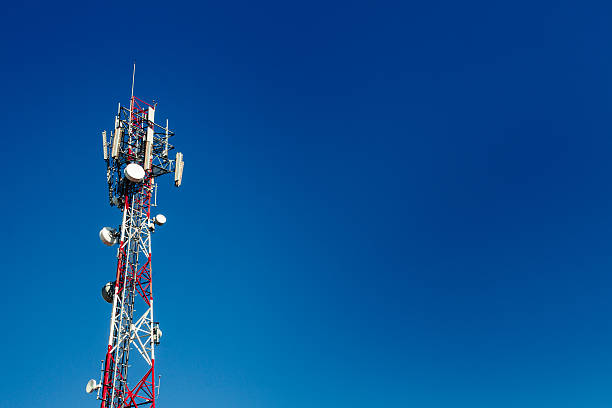 tour d’antenne de téléphonie cellulaire avec fond de ciel bleu - broadcasting communications tower antenna radio wave photos et images de collection