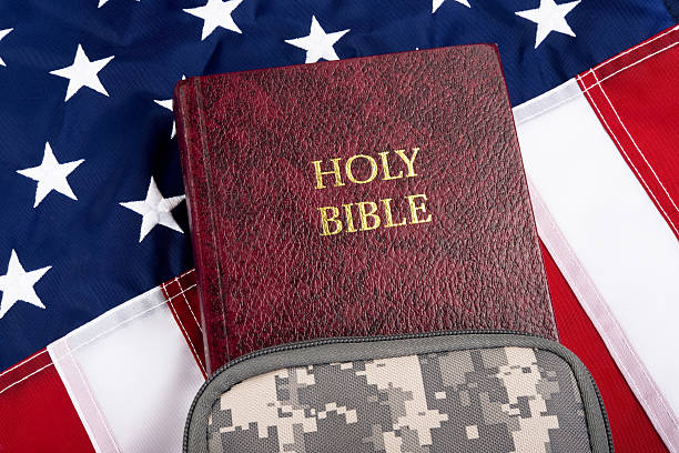 почва библии. - armed forces praying us military military стоковые фото и изображения