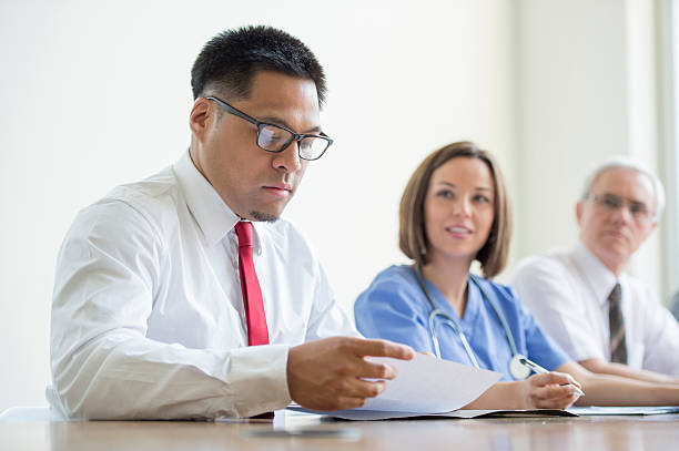 un grupo multiétnico de médicos y enfermeras se va - exam business caucasian board room fotografías e imágenes de stock