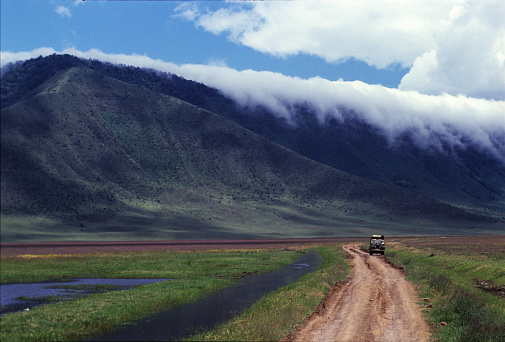 Coche safari en la pista áspera dentro del cráter ngorongoro, Tanzania photo