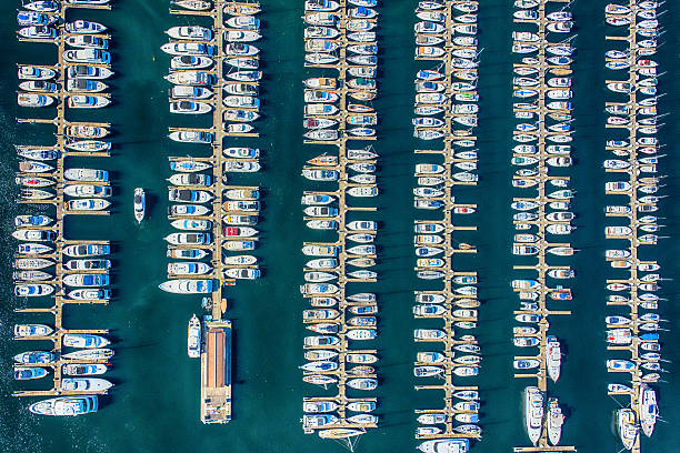 elliot bay marina luftbild - seattle washington - moored boats stock-fotos und bilder