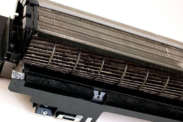 ar condicionado sujo - furnace air conditioner air duct repairing - fotografias e filmes do acervo